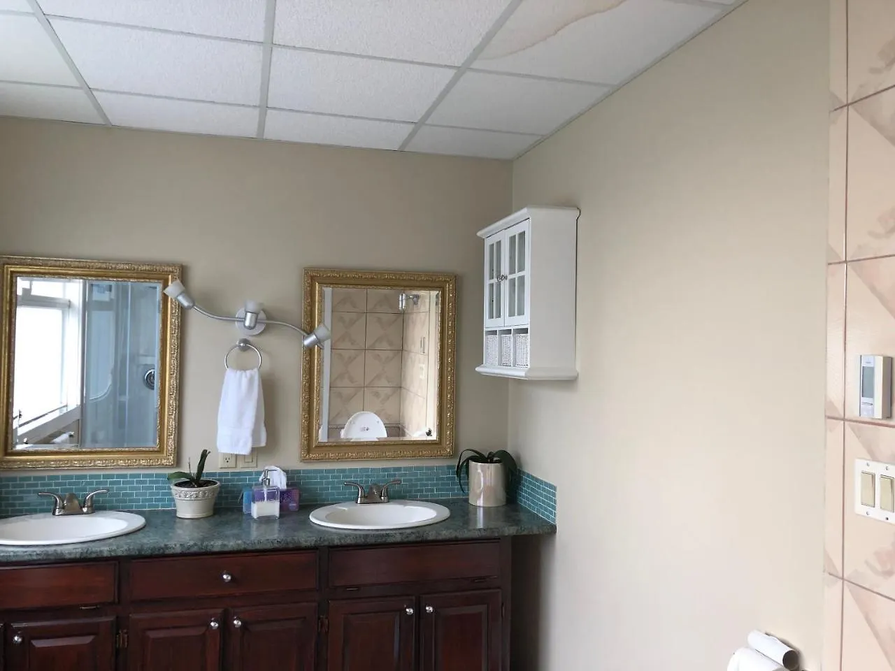 Cozy Bedrooms Guest House Vancouver